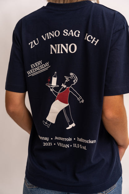 T-Shirt "Serving Wine"