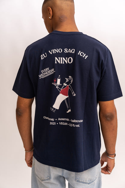 T-Shirt "Serving Wine"