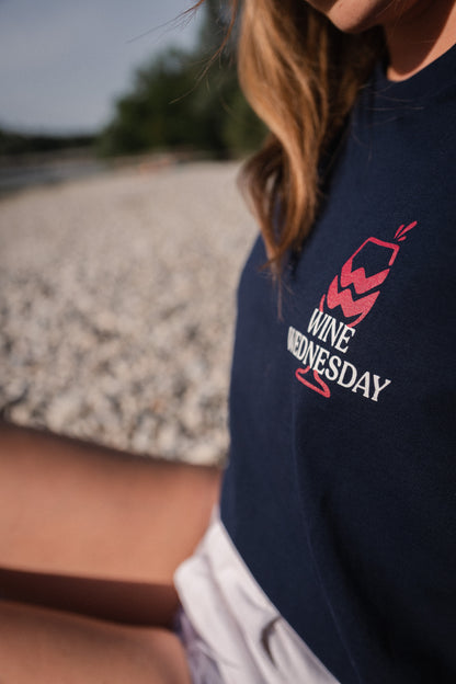 T-Shirt "Serving Wine"